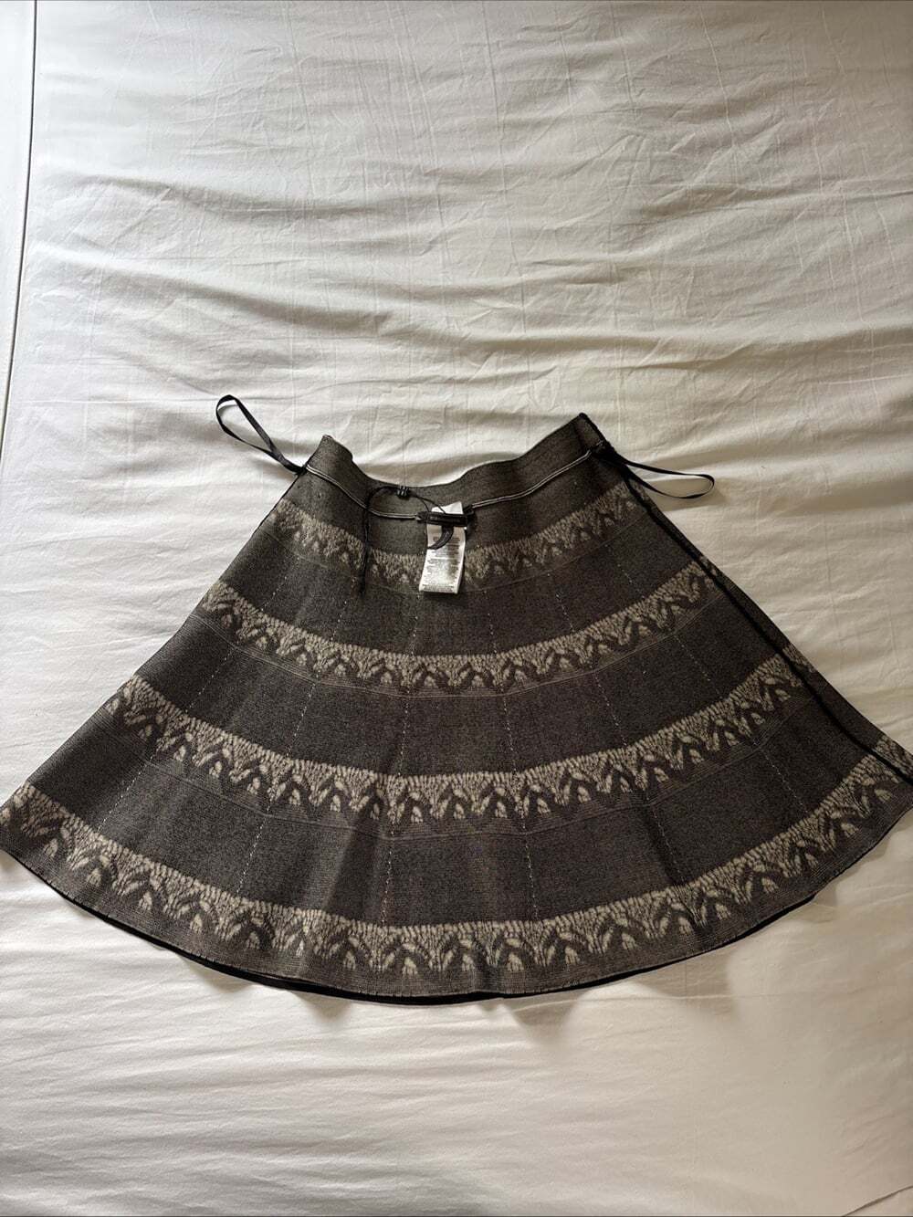 BCBGMaxAzria Alisse Knit Flare Mini Skirt Women Sz L Black Beige Thick Stretch - Picture 9 of 14